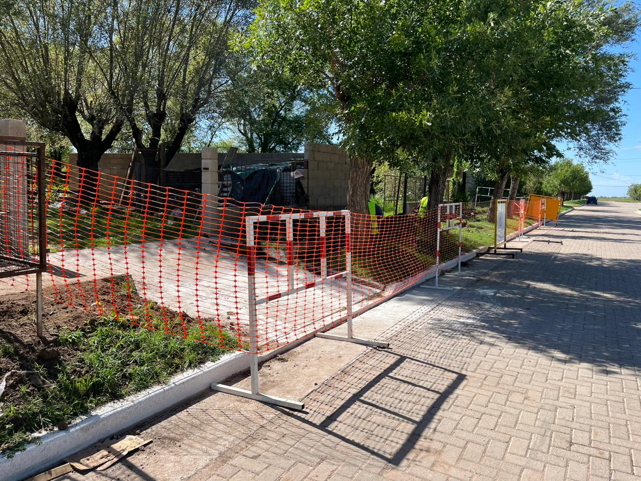 Zona de obra vallada en calle urbana